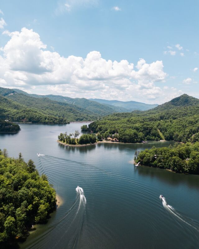 Get the best of both worlds at our beautiful North Carolina mountain lake resort! ⛰️ Book your vacation through the link in bio.

#mountainlake #bearlakereserve #lakeviews #mountainviews