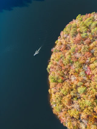 Set out across Bear Lake and watch the shoreline transform into a canvas of color. 🍁 Every ripple carries you deeper into autumn’s beauty.
Discover your fall escape at the link in bio.
#bearlakereserve #mountainlake #fallfoliage #blueridgemountains #visitnc
BLR Realty, LLC
