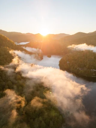 October mornings at Bear Lake Reserve greet you with golden sunrises, fog drifting over the water, and mountains glowing in quiet reflection. 🍂🌄
Plan your visit at the link in bio.
#bearlakereserve #mountainsunrise #mountainlake #blueridgemountains #mountainview
BLR Realty, LLC