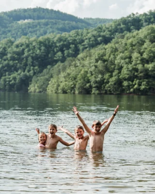 Happy World Laughter Day. Here at Bear Lake Reserve, smiles and laughter tend to come naturally. 

Book your stay at the link in bio. 

#MountainResort #MountainLake
BLR Realty, LLC