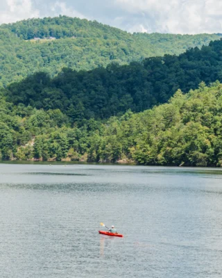 The best adventures begin where the lake meets the mountains.

Ready to set sail? Reserve your stay at the link in bio.

#MountainResort #MountainLake
BLR Realty, LLC