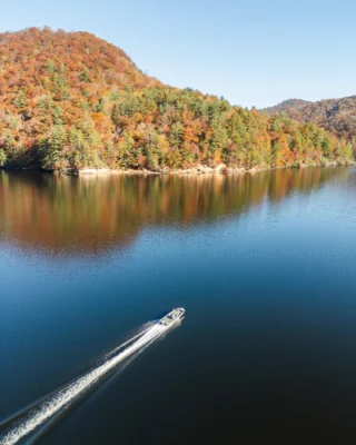 The best views of fall might just be from the water. Spend time out on the lake and take in the changing leaves from a whole new perspective. 

Book your stay at the link in bio.

#MountainResort #MountainLake
BLR Realty, LLC